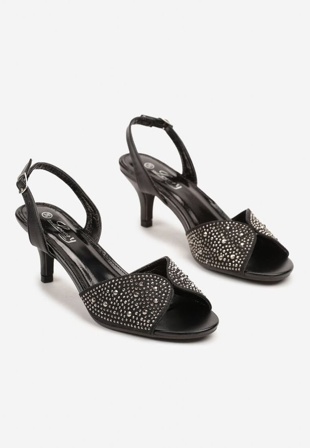 Renee - Czarne Sandały z Cyrkoniowym Zdobieniem na Niskim Obcasie Belriva. Okazja: na co dzień. Kolor: czarny. Wzór: aplikacja. Obcas: na obcasie. Styl: elegancki, casual, klasyczny. Wysokość obcasa: niski