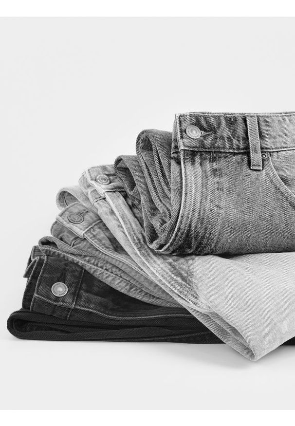 Reserved - Jeansy loose z efektem sprania - czarny. Kolor: czarny