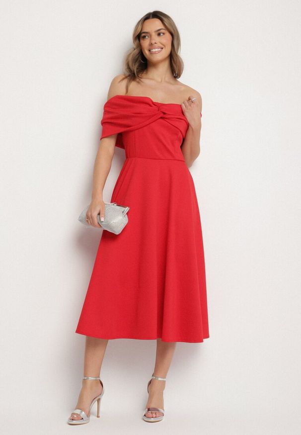 Born2be - Czerwona Rozkloszowana Sukienka z Odsłoniętymi Ramionami i Drapowaniem Odilene. Okazja: na imprezę. Kolor: czerwony. Sezon: lato. Typ sukienki: z odkrytymi ramionami. Styl: elegancki