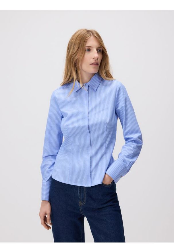 Reserved - Koszula slim fit w paski - jasnoniebieski. Kolor: niebieski. Materiał: tkanina, bawełna. Wzór: paski