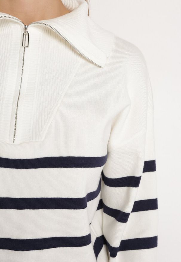 Born2be - Biało-Granatowy Golf Sweter Zapinany na Suwak w Paski Sakine. Typ kołnierza: golf. Kolor: biały. Wzór: paski