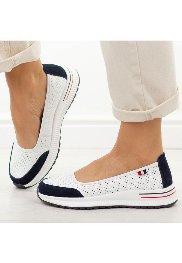 Białe nv ażurowane skórzane baleriny damskie Jezzi 7815. Okazja: na co dzień. Nosek buta: okrągły. Kolor: biały. Materiał: skóra. Szerokość cholewki: normalna. Wzór: ażurowy, aplikacja. Sezon: wiosna, jesień, lato. Styl: casual, klasyczny, sportowy