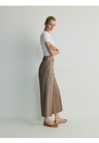 Reserved - Spodnie culotte z kantem - brązowy. Kolor: brązowy. Materiał: wiskoza #1