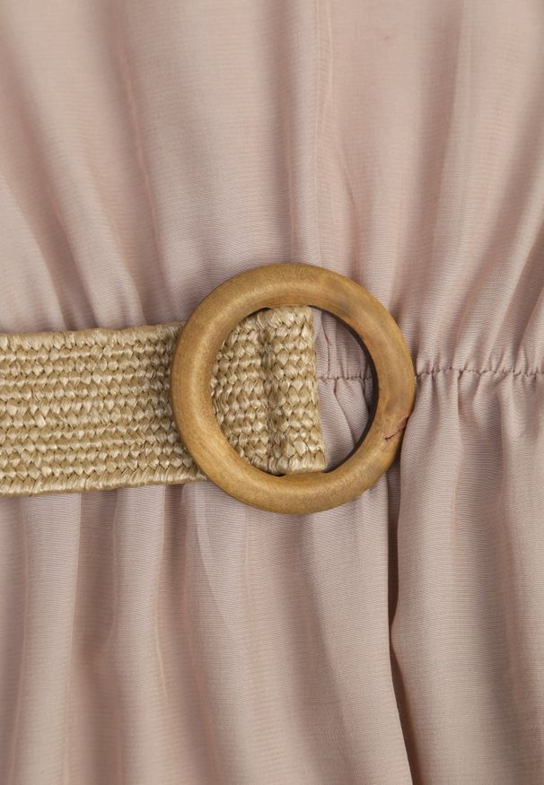 Renee - Beżowa Sukienka Pelletier. Okazja: na co dzień, na randkę, na spacer. Typ kołnierza: dekolt w kształcie V. Kolor: beżowy. Materiał: tkanina. Sezon: wiosna, lato. Typ sukienki: proste, rozkloszowane. Styl: boho, klasyczny, casual. Długość: maxi