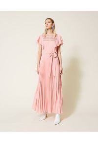 TwinSet - Długa sukienka z zakładkami i koronką Twinset. Kolor: różowy. Materiał: koronka. Wzór: koronka. Typ sukienki: dopasowane. Długość: maxi