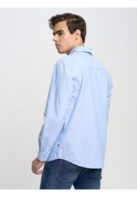 Big-Star - Koszula męska z tkaniny typu oxford jasnoniebieska Trixi 400. Okazja: na co dzień. Kolor: niebieski. Materiał: tkanina. Wzór: gładki. Styl: casual, sportowy, klasyczny, elegancki