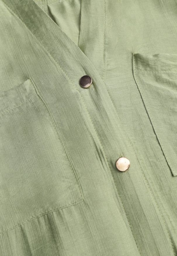 Renee - Zielona Sukienka z Wiskozą o Koszulowym Kroju z Wiązanym Paskiem Rissanni. Kolor: zielony. Materiał: wiskoza. Typ sukienki: koszulowe. Styl: elegancki, klasyczny