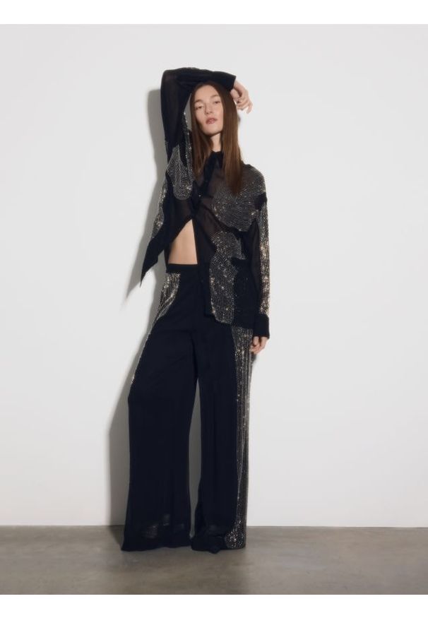 Reserved - Spodnie z wiskozy z aplikacją - czarny. Kolor: czarny. Materiał: wiskoza. Wzór: aplikacja