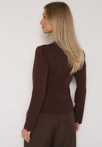 Born2be - Brązowy Sweter z Wiskozą Ozdobiony Falbankami Mevita. Typ kołnierza: kołnierz z falbankami. Kolor: brązowy. Materiał: wiskoza. Wzór: aplikacja. Styl: elegancki, klasyczny #4