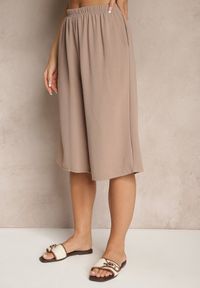 Renee - Ciemnobeżowe Luźne Spodnie 3/4 z Kieszonkami Efrinea. Okazja: na co dzień. Kolor: beżowy. Materiał: guma. Styl: casual, elegancki #5