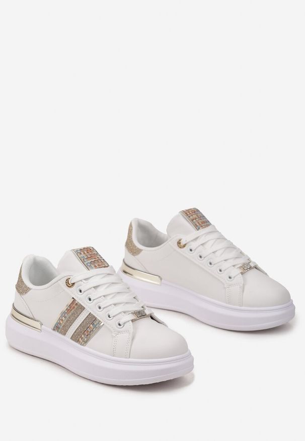 Born2be - Biało-Szampańskie Sneakersy na Platformie z Brokatowymi Wstawkami Railawa. Okazja: na co dzień. Nosek buta: okrągły. Zapięcie: sznurówki. Kolor: biały. Materiał: jeans, materiał. Obcas: na platformie. Wysokość obcasa: niski
