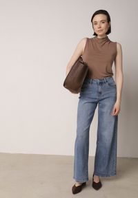 Born2be - Brązowa Gładka Bluzka Bez Rękawów z Półgolfem Nedivra. Okazja: na co dzień, na spotkanie biznesowe, do pracy. Kolor: brązowy. Materiał: poliester, elastan, materiał, jeans. Długość rękawa: bez rękawów. Wzór: gładki. Styl: casual, biznesowy, elegancki, klasyczny #7