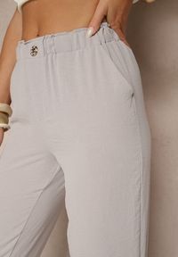 Renee - Szare Klasyczne Spodnie Regular Waist z Gumką w Pasie Tilomira. Okazja: na co dzień. Kolor: szary. Styl: klasyczny #5
