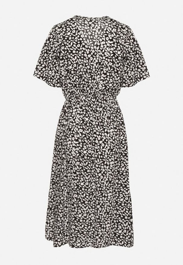 Born2be - Czarna Bawełniana Sukienka o Rozkloszowanym Kroju w Kwiatowy Wzór Aramine. Okazja: na co dzień. Typ kołnierza: dekolt w kształcie V. Kolor: czarny. Wzór: kwiaty. Typ sukienki: proste. Materiał: bawełna. Długość rękawa: krótki rękaw. Sezon: wiosna, lato. Styl: klasyczny, casual, elegancki