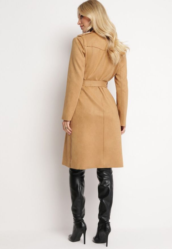 Born2be - Jasnobrązowy Płaszcz Zapinany na Guziki z Materiałowym Paskiem i Kieszeniami Karmell. Kolor: brązowy. Materiał: materiał