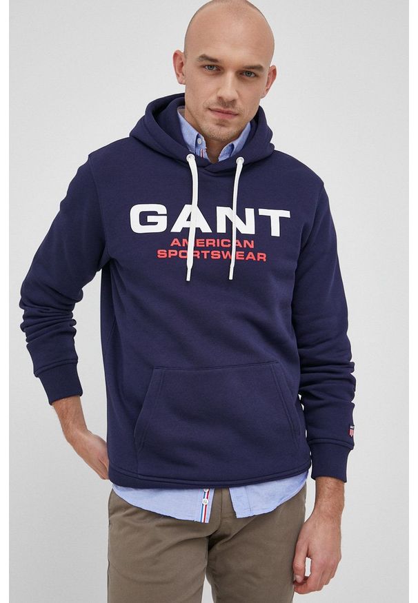 GANT - Gant Bluza męska kolor granatowy z kapturem z nadrukiem. Okazja: na co dzień. Typ kołnierza: kaptur. Kolor: niebieski. Materiał: dzianina. Wzór: nadruk. Styl: casual