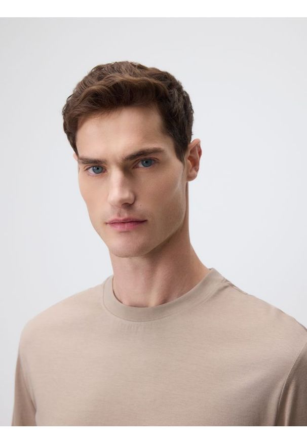 Reserved - T-shirt regular z bawełną merceryzowaną - beżowy. Kolor: beżowy. Materiał: bawełna