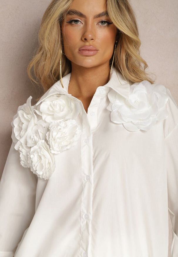 Renee - Biała Koszula o Klasycznym Kroju z Aplikacją w Kształcie Kwiatów Neobba. Kolor: biały. Materiał: jeans. Wzór: kwiaty, aplikacja. Styl: klasyczny