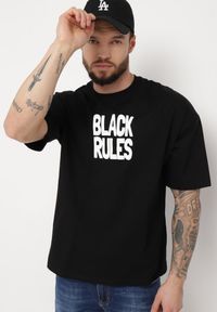 Born2be - Czarna Bawełniana Koszulka T-shirt z Nadrukiem po Obu Stronach Daven. Kolor: czarny. Materiał: bawełna. Długość rękawa: krótki rękaw. Długość: krótkie. Wzór: nadruk