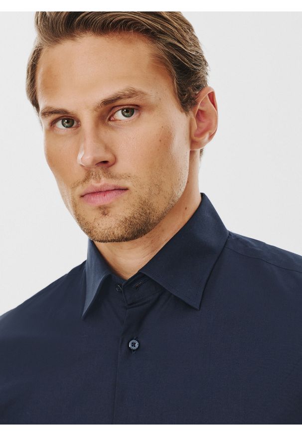 Pako Lorente - PAKO LORENTE – Granatowa koszula męska długi rękaw. Okazja: na co dzień. Kolor: niebieski, czerwony, oliwkowy, zielony. Materiał: bawełna, elastan. Długość rękawa: długi rękaw. Długość: długie. Wzór: gładki. Styl: casual