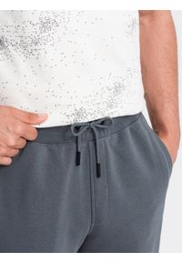 Ombre Clothing - Bawełniane dresowe spodnie męskie joggery BASIC – grafitowe V11 - Rozmiar: L. Okazja: na co dzień. Kolor: szary. Materiał: dresówka, bawełna. Wzór: aplikacja. Styl: sportowy, casual, elegancki #6
