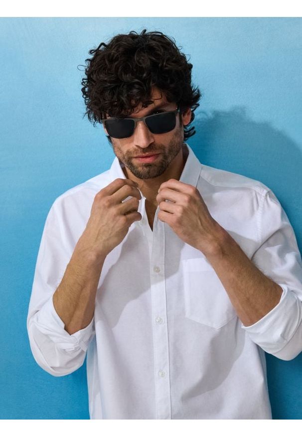 Sinsay - Bawełniana koszula z długim rękawem i kieszenią piersiową - biały. Kolor: biały. Materiał: bawełna. Długość rękawa: długi rękaw. Długość: długie