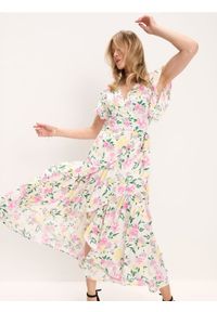 Sinsay - Wiskozowa kopertowa sukienka midi w kwiaty - kremowy. Kolor: kremowy. Materiał: wiskoza. Wzór: kwiaty. Typ sukienki: kopertowe. Długość: midi #1