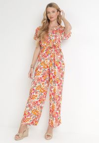 Born2be - Pomarańczowo-Biały Wiskozowy Kombinezon z Cienkimi Gumkami w Pasie i Materiałowym Paskiem Athelia. Kolor: pomarańczowy. Materiał: wiskoza, materiał. Wzór: kwiaty. Sezon: wiosna, lato #1
