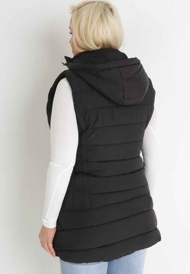 Born2be - Czarna Kamizelka Długa Pikowana z Kapturem Meziri. Typ kołnierza: kaptur. Kolekcja: plus size. Kolor: czarny. Materiał: futro. Długość rękawa: bez rękawów. Długość: długie