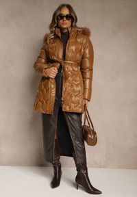 Renee - Brązowa Kurtka Pikowana z Odpinanym Futerkiem i Kapturem Ozdobiona Paskiem Olinesa. Kolor: brązowy. Materiał: futro. Wzór: aplikacja. Styl: klasyczny, elegancki #3