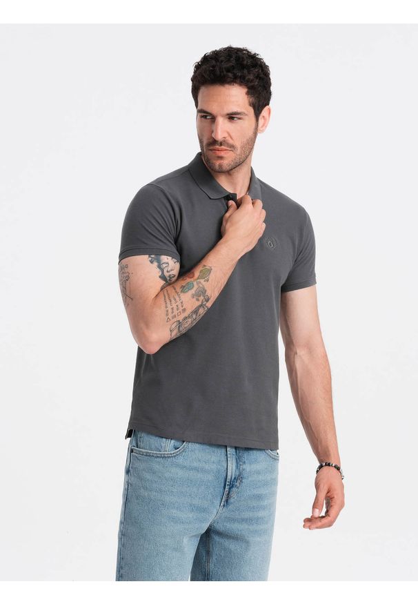 Ombre Clothing - Jednokolorowa koszulka męska polo BASIC z dzianiny pique - grafitowa V3 - Rozmiar: 3XL. Okazja: na co dzień. Typ kołnierza: polo. Kolor: szary. Materiał: dzianina. Wzór: haft, aplikacja, jednolity. Styl: sportowy, wizytowy, casual