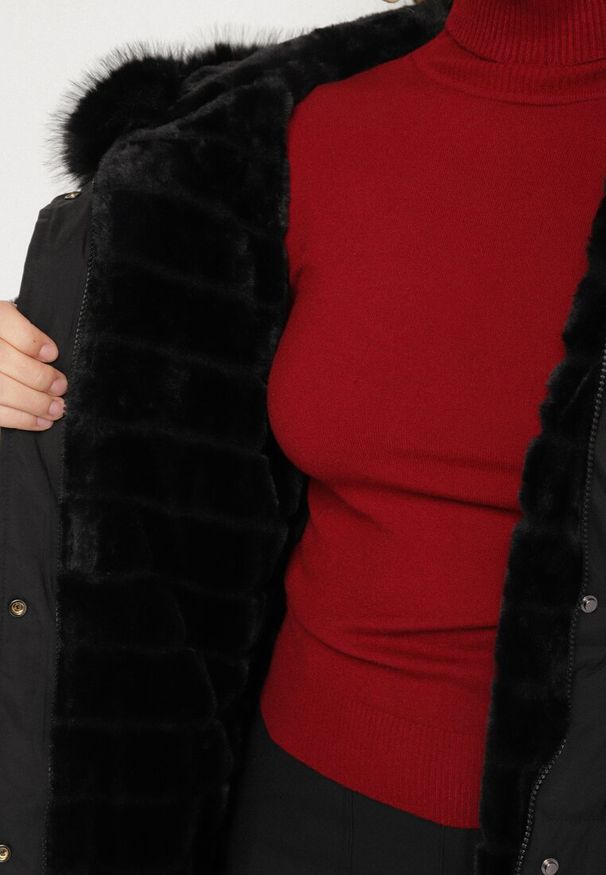 Born2be - Czarna Dwustronna Kurtka Futerko z Kapturem i Pikowaniem Falerina. Okazja: do pracy, na spacer. Typ kołnierza: kaptur. Kolekcja: plus size. Kolor: czarny. Materiał: futro. Wzór: gładki