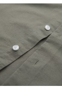 Ombre Clothing - Męska koszula lniana ze stójką i kieszenią REGULAR FIT – khaki V6 OM-SHCS-0161 - XXL. Okazja: na co dzień. Typ kołnierza: kołnierzyk stójkowy. Kolor: brązowy. Materiał: len. Długość rękawa: długi rękaw. Długość: długie. Sezon: lato, wiosna. Styl: casual #3