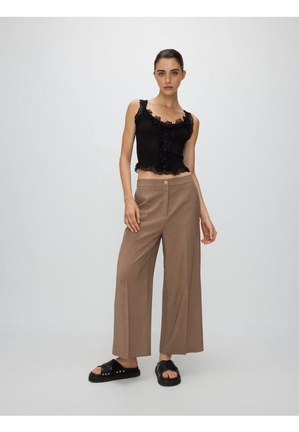 Reserved - Spodnie z wiskozą - brązowy. Kolor: brązowy. Materiał: wiskoza. Wzór: gładki