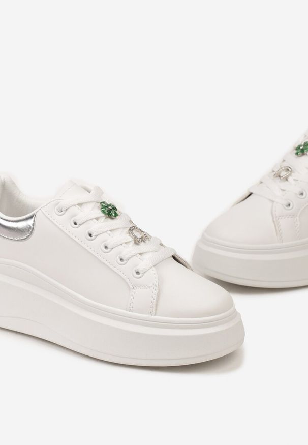 Born2be - Biało-Srebrne Sneakersy na Grubej Podeszwie z Kwiatami i Cyrkoniami Silvaema. Okazja: na co dzień. Kolor: biały. Wzór: kwiaty