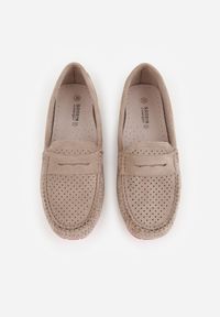 Born2be - Ciemnobeżowe Ażurowe Mokasyny ze Skórzaną Wkładką Ozdobione Przeszyciami Sylilise. Okazja: na co dzień. Kolor: beżowy. Materiał: skóra. Wzór: ażurowy, aplikacja. Styl: casual, klasyczny #9