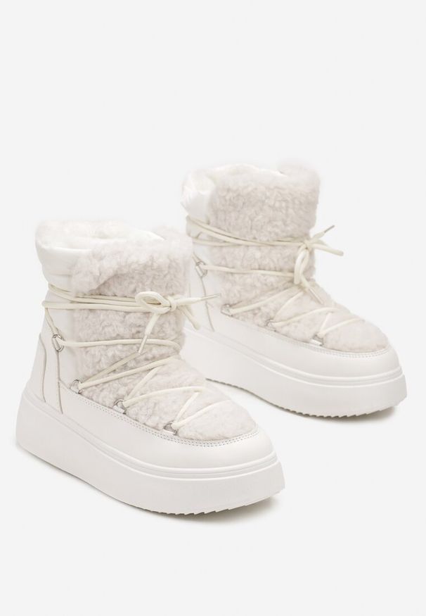 Renee - Białe Śniegowce Vices na Platformie ze Sznurowaniem i Futerkiem Nomicea. Kolor: biały. Materiał: futro. Szerokość cholewki: normalna. Sezon: zima. Obcas: na platformie