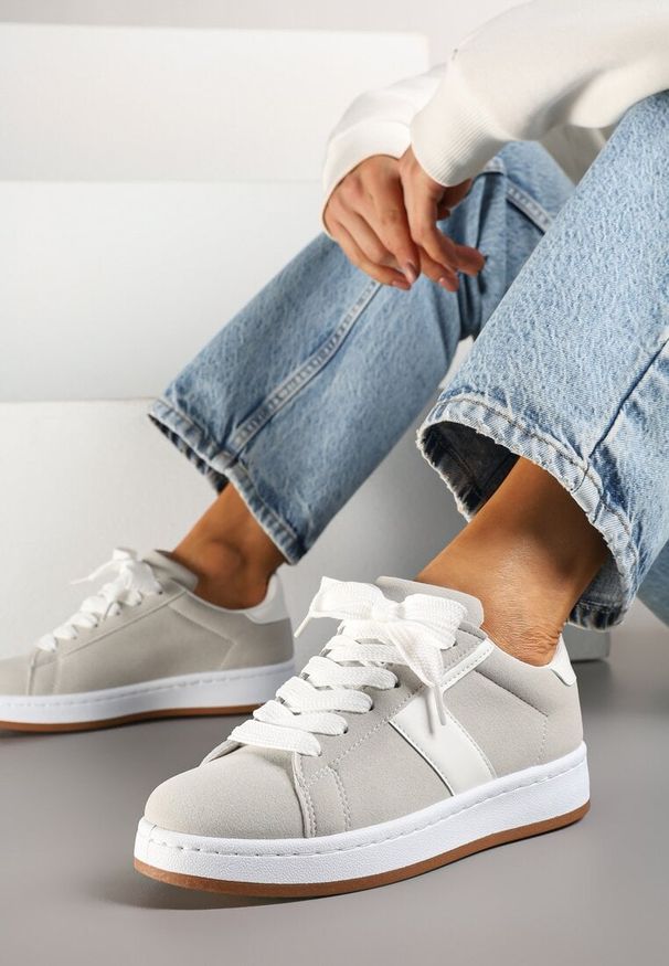 Born2be - Szare Sneakersy Ozdobione Paskiem Zrulla. Okazja: na co dzień. Zapięcie: pasek. Kolor: szary. Materiał: jeans. Wzór: aplikacja. Obcas: na płaskiej podeszwie