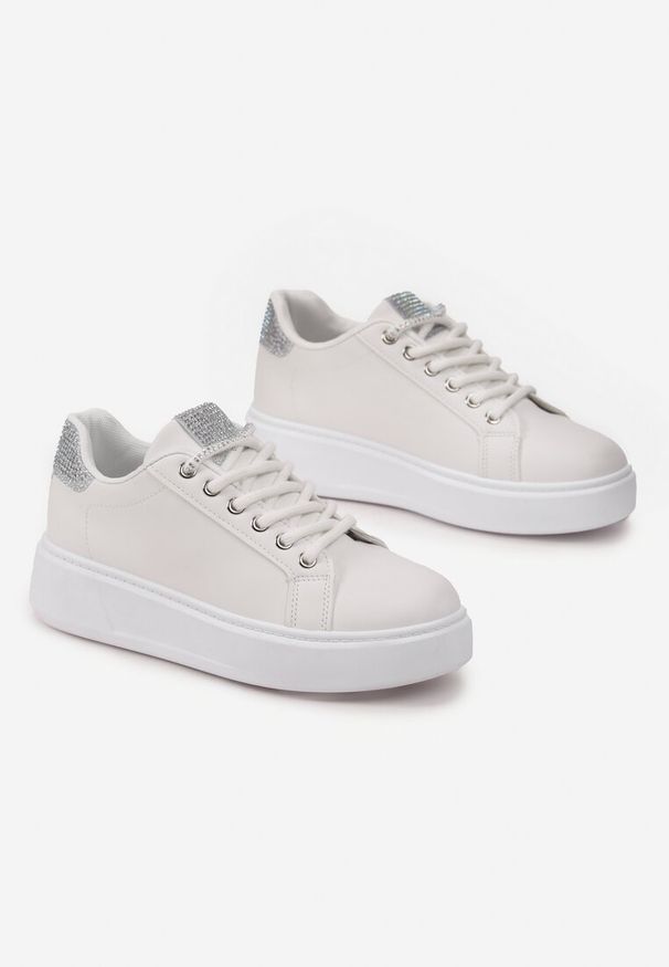 Born2be - Biało-Srebrne Sneakersy z Drobnymi Cyrkoniami na Języku i Zapiętku Amaviana. Kolor: biały. Wzór: aplikacja