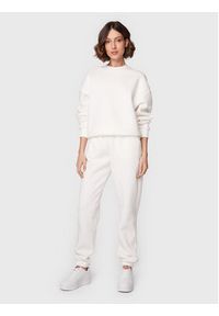 Gina Tricot Spodnie dresowe Basic 87590 Biały Regular Fit. Kolor: biały. Materiał: bawełna, dresówka, syntetyk #3