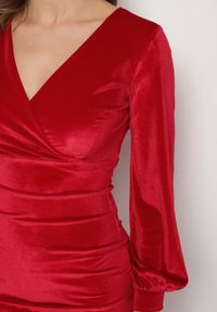 Born2be - Czerwona Dopasowana Sukienka Welurowa z Kopertowym Dekoltem Wilara. Kolor: czerwony. Materiał: welur. Długość rękawa: długi rękaw. Typ sukienki: kopertowe. Styl: klasyczny #7