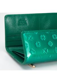 Wittchen - Damski portfel z lakierowanej skóry z monogramem zielony. Kolor: zielony. Materiał: skóra, lakier #9