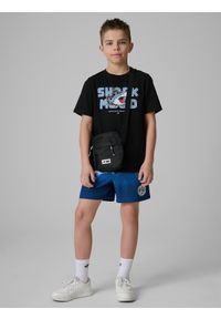 4f - 4F T-shirt regular z nadrukiem chłopięcy - czarny 128 (7-8 lat). Okazja: na co dzień. Kolor: czarny. Materiał: bawełna, dzianina. Wzór: nadruk. Sezon: lato. Styl: casual #2