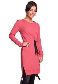 BE - Sukienka dresowa z długim rękawem ściągana w talii różowa bawełna. Okazja: na co dzień. Kolor: różowy. Materiał: dresówka, bawełna. Długość rękawa: długi rękaw. Typ sukienki: asymetryczne. Styl: casual. Długość: midi #1