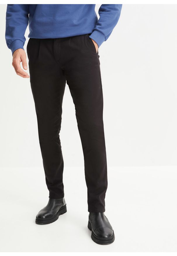 bonprix - Spodnie chino ze stretchem Regular Fit Straight, z zakładką poniżej paska w talii. Kolor: czarny. Materiał: skóra