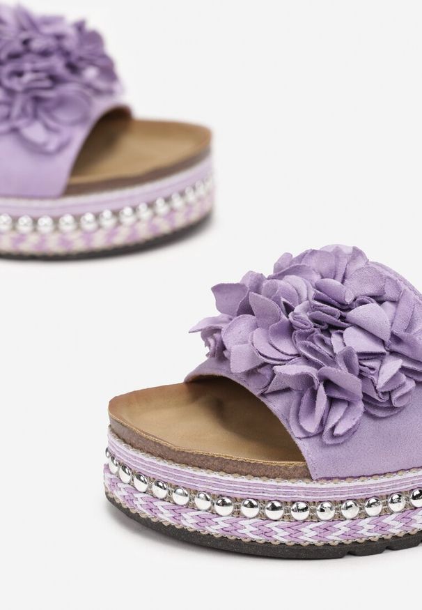 Born2be - Fioletowe Klapki z Kwiatowym Zdobieniem i Nitami Phinelaia. Okazja: na co dzień. Kolor: fioletowy. Wzór: kwiaty, aplikacja. Sezon: lato. Styl: elegancki, casual