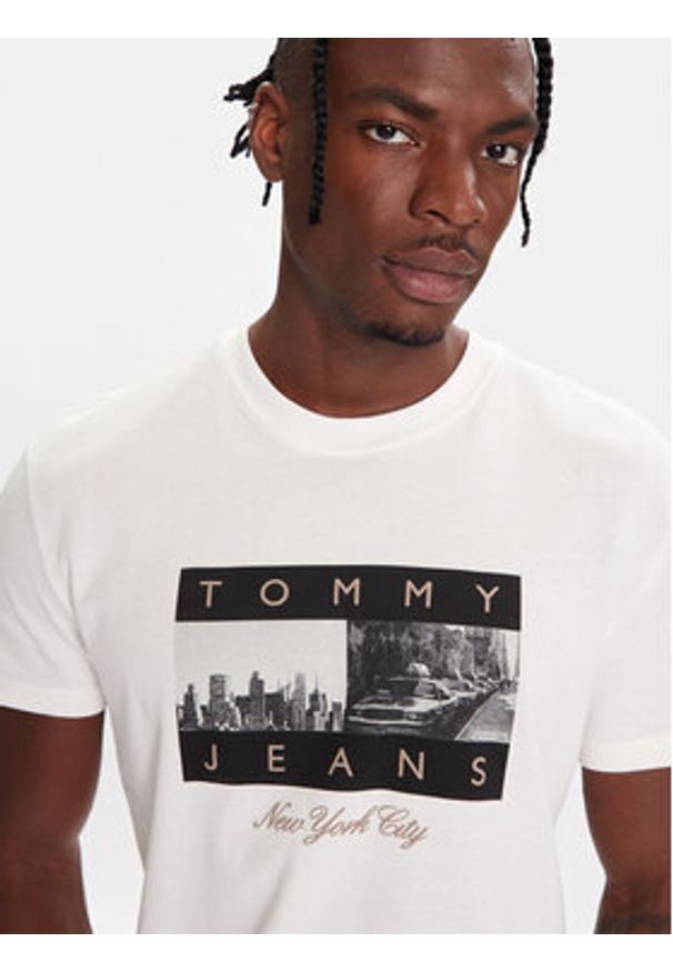 Tommy Jeans T-Shirt DM0DM22464 Biały Regular Fit. Kolor: biały. Materiał: bawełna