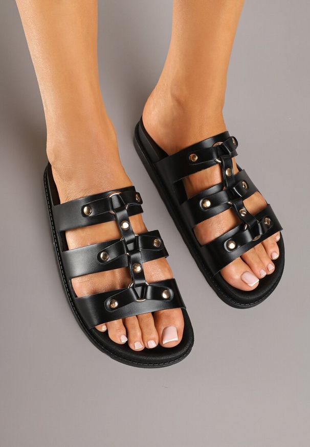Renee - Czarne Klapki Ozdobione Nitami i Trzema Paskami Korvana. Kolor: czarny. Wzór: aplikacja. Styl: elegancki