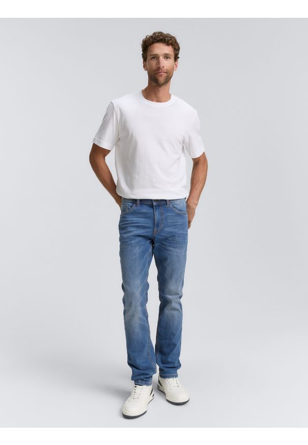 Męskie Spodnie Jeansowe Tom Tailor Josh Used Mid Stone Blue Denim Regular Slim Fit 1007860 10119. Okazja: na spotkanie biznesowe, na randkę, na co dzień. Długość: długie. Wzór: jednolity. Styl: klasyczny, biznesowy, casual, elegancki