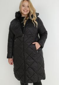 Born2be - Czarna Kurtka Długa Pikowana z Kapturem Conn. Typ kołnierza: kaptur. Kolor: czarny. Długość: długie #1